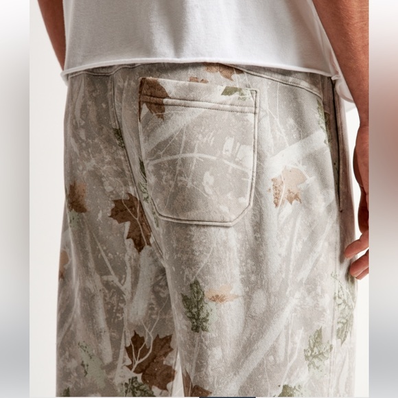 NWT A&F Essential Off White Camo Sweatpant - Picture 3 of 7